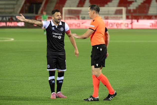 Renato Steffen, FCL, re referee Darren England, ENG, FC Lugano CFR Cluj, qualifying round UEFA Europa League, football, 24 07 2025