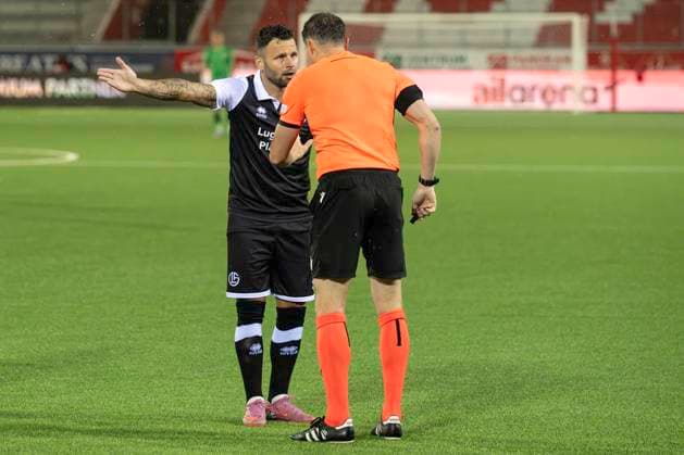 Renato Steffen, FCL, re referee Darren England, ENG, FC Lugano CFR Cluj, qualifying round UEFA Europa League, football, 24 07 2025