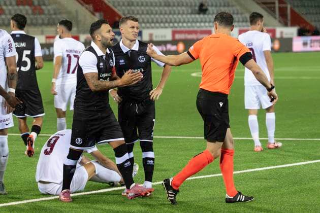 From left to right Renato Steffen, Ezgjan Alioski, FCL, referee Darren England, ENG, FC Lugano CFR Cluj, qualifying round UEFA Europa League, football, 24 07 2025