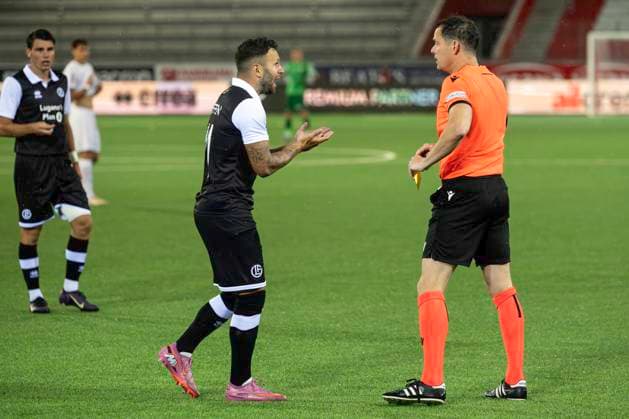 Renato Steffen, FCL, re referee Darren England, ENG, FC Lugano CFR Cluj, qualifying round UEFA Europa League, football, 24 07 2025