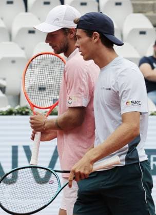 TENNIS - ATP, Tennis Herren Generali Open 2025 KITZBUEHEL,AUSTRIA,25.JUL.25 - TENNIS - ATP World Tour, Generali Open. Image shows Neil Oberleitner (AUT) and Joel Schwaerzler (AUT).  GEPAxpictures xMatthiasxHauer