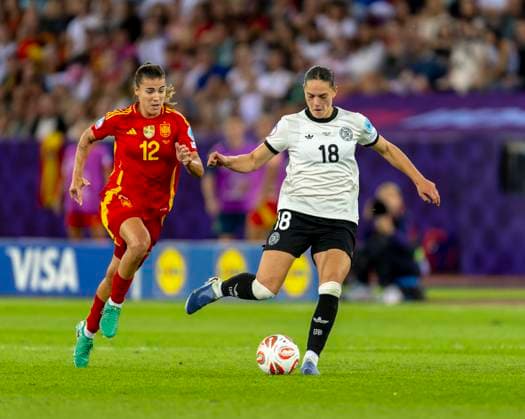 23 07 2025, UEFA Womens European Championship 2025 in Switzerland semi-final, Germany Spain, At Letzigrund Stadium Zurich v li Patri Guijarro Spain v Giovanna Hoffmann Germany