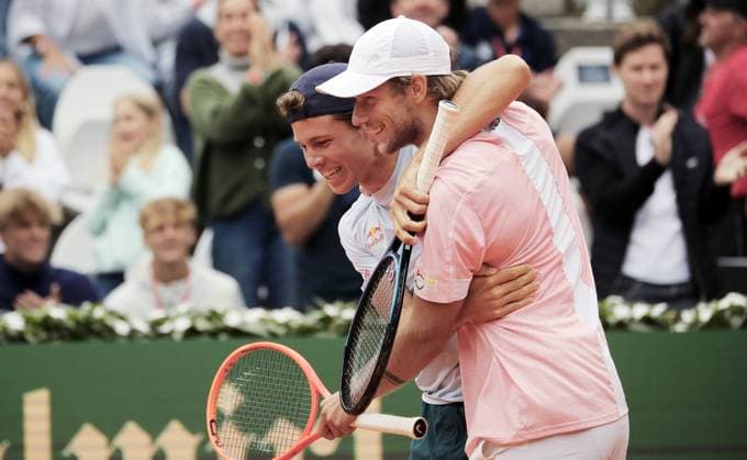 TENNIS - ATP, Tennis Herren Generali Open 2025 KITZBUEHEL,AUSTRIA,25.JUL.25 - TENNIS - ATP World Tour, Generali Open. Image shows the rejoicing of Joel Schwaerzler (AUT) and Neil Oberleitner (AUT).  GEPAxpictures xMatthiasxHauer