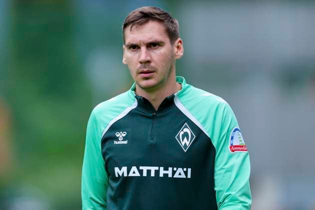 Maximilian Woeber (Werder Bremen) schaut, 25.07.2025, Training Werder Bremen, Parkstadion am 25. July 2025 in Zell am Ziller, Oesterreich. (Foto von Marco Steinbrenner DeFodi Images) Maximilian Woeber (Werder Bremen) looks on, 25.07.2025, Training Werder Bremen, Parkstadion, July 25, 2025 in Zell am Ziller, Austria. (Photo by Marco Steinbrenner DeFodi Images) *** Maximilian Woeber Werder Bremen looks on, 25 07 2025, Training Werder Bremen, Parkstadion on July 25, 2025 in Zell am Ziller, Austria Photo by Marco Steinbrenner DeFodi Images Maximilian Woeber Werder Bremen looks on, 25 07 2025, Training Werder Bremen, Parkstadion, July 25, 2025 in Zell am Ziller, Austria Photo by Marco Steinbrenner DeFodi Images