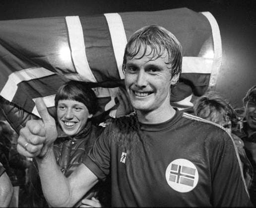 Historical pictures Oslo 198009 NORWAY ROMANIA 1 1 Football international 24 September 1980, Ullevaal stadium World Cup qualifier The picture AGE HAREIDE after the match Norwegian flag in the background Thumbs up PHOTO Bjorn Sigurdson NTB NTB OSLO NORWAY NORWAY EDITORIAL USE ONLY  EDITORIAL USE ONLY. RESTRICTED USE FOR BETTING COMPANIES Ref:0240283751st.jpg