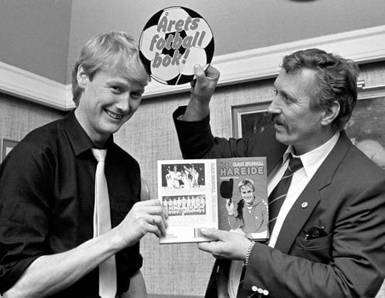 Historical images Oslo 19841101 Football player Age HAREIDE presents the book Age Hareide who is fast in the pen by Olaus BRUNVOLL t h , 1 November 1984 PHOTO Bjorn Sigurdson NTB NTB OSLO NORGE NORWAY EDITORIAL USE ONLY  EDITORIAL USE ONLY. RESTRICTED USE FOR BETTING COMPANIES Ref:_ENT0240294825st.jpg
