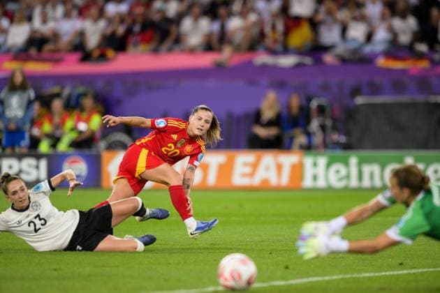 Soccer, UEFA Women s EURO 2025, 20250723, Germany Spain In the picture from l Sophia KLEINHERNE Germany, 23 , Claudia PINA Spain, 20 , Goalkeeper Ann Katrin BERGER Germany, 1 after shot on goal Zurich Stadium Letzigrund Zurich Switzerland Copyright: Passion2Press MarkusxFischerx