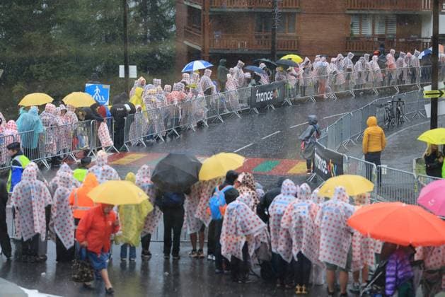 Tour de France - UCI Cycling Race 2025 Pierre Teyssot MAXPPP ; Tour de France - UCI Cycling Race 2025 in La Plagne, France on July 25, 2025. Stage 19 from Albertville to La Plagne 93.1 km. Fans under an heavy rain waiting the peloton. Pierre Teyssot Maxppp La Plagne Savoie France  Copyright: xMAXPPPxPierrexTeyssotx TEP64145 TEP64145