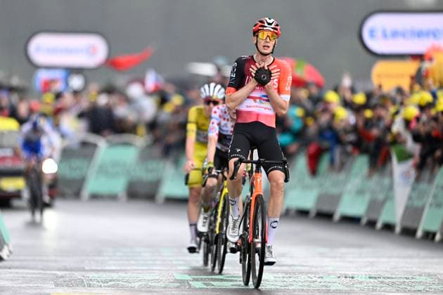 Tour de France 2025 Stage 19 LA PLAGNE, FRANCE - JULY 25 : Arensman Thymen (NED) of INEOS Grenadiers wins, second place for Vingegaard Jonas (DEN) of Team Visma Lease a Bike, third place for Pogacar Tadej (SLO) of UAE Team Emirates during stage 19 of the 112th edition of Tour de France an UCI World Tour 2.UWT cycling road race stage for Men Elite of 130 km with start in Albertville and finish in La Plagne on July 25, 2025 in La Plagne, France, 25 07 2025 ( Motordriver Kenny Verfaillie - La Plagne France  Copyright: xJanxDexMeuleneirx