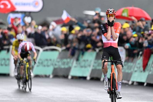 Tour de France 2025 Stage 19 LA PLAGNE, FRANCE - JULY 25 : Arensman Thymen (NED) of INEOS Grenadiers wins, second place for Vingegaard Jonas (DEN) of Team Visma Lease a Bike, third place for Pogacar Tadej (SLO) of UAE Team Emirates during stage 19 of the 112th edition of Tour de France an UCI World Tour 2.UWT cycling road race stage for Men Elite of 130 km with start in Albertville and finish in La Plagne on July 25, 2025 in La Plagne, France, 25 07 2025 ( Motordriver Kenny Verfaillie - La Plagne France  Copyright: xJanxDexMeuleneirx