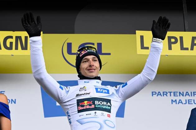 Tour de France 2025 Stage 19 LA PLAGNE, FRANCE - JULY 25 : Lipowitz Florian (GER) of Red Bull - BORA - Hansgrohe pictured with the white jersey during the podium ceremony of stage 19 of the 112th edition of Tour de France an UCI World Tour 2.UWT cycling road race stage for Men Elite of 130 km with start in Albertville and finish in La Plagne on July 25, 2025 in La Plagne, France, 25 07 2025 ( Motordriver Kenny Verfaillie - La Plagne France  Copyright: xJanxDexMeuleneirx