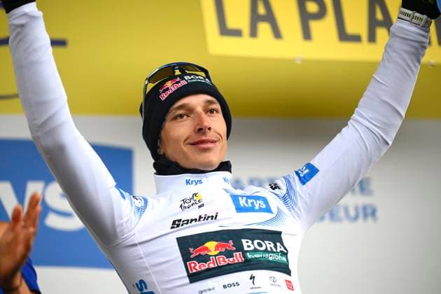 Tour de France 2025 Stage 19 LA PLAGNE, FRANCE - JULY 25 : Lipowitz Florian (GER) of Red Bull - BORA - Hansgrohe pictured with the white jersey during the podium ceremony of stage 19 of the 112th edition of Tour de France an UCI World Tour 2.UWT cycling road race stage for Men Elite of 130 km with start in Albertville and finish in La Plagne on July 25, 2025 in La Plagne, France, 25 07 2025 ( Motordriver Kenny Verfaillie - La Plagne France  Copyright: xVincentxKalutx
