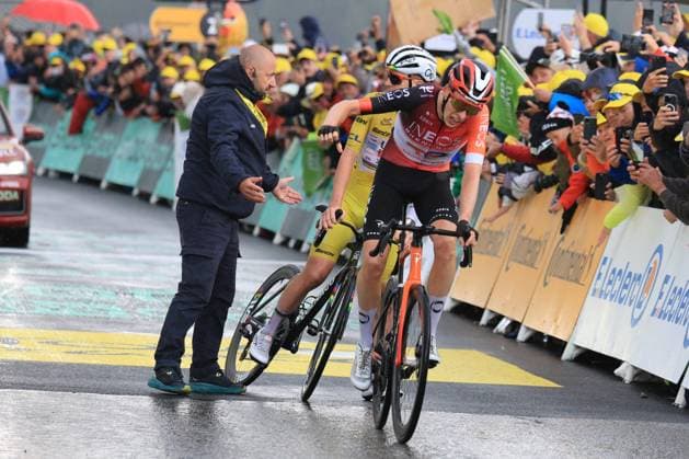 TOUR DE FRANCE 2025 Pierre Teyssot MAXPPP ; Tour de France - UCI Cycling Race 2025 in La Plagne, France on July 25, 2025. Stage 19 from Albertville to La Plagne 93.1 km. Thymen Arensman (NED) IGD wins the stage, Tadej Pogacar (SLO) remains leader in yellow. Tadej Pogacar (SLO) is disturb by a staff member on the finish line. Pierre Teyssot Maxppp- French cycling race Tour de France 2024 takes place in july 2025 La Plagne Savoie France  Copyright: xMAXPPPxPierrexTeyssotx TEP64203 TEP64203