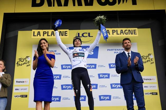 Florian LIPOWITZ, White Jersey, during the award ceremony, during the Tour de France 2025, UCI WorldTour cycling event, Stage 19, Albertville - La Plagne (129,9 Km) on 25 July 2025 in La Plagne, France during Tour de France 2025 - Stage 19, Tour De France race in France, France, July 25 2025 Copyright: xStefanoxCavasino IPAxSportx xipa-agency.netx xx IPA_60972151 IPA_Agency_IPA60972151