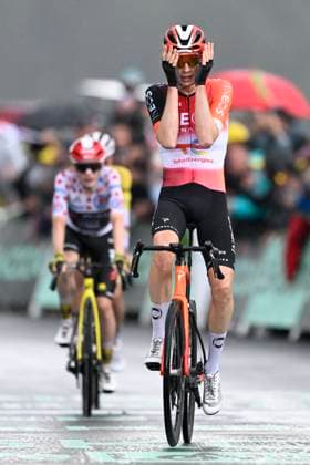 Tour de France 2025 Stage 19 LA PLAGNE, FRANCE - JULY 25 : Arensman Thymen (NED) of INEOS Grenadiers celebrates before Vingegaard Jonas (DEN) of Team Visma - Lease a Bike and Pogacar Tadej (SLO) of UAE Team Emirates - XRG during stage 19 of the 112th edition of Tour de France an UCI World Tour 2.UWT cycling road race stage for Men Elite of 130 km with start in Albertville and finish in La Plagne on July 25, 2025 in La Plagne, France, 25 07 2025 ( Motordriver Kenny Verfaillie - La Plagne France  Copyright: xJanxDexMeuleneirx
