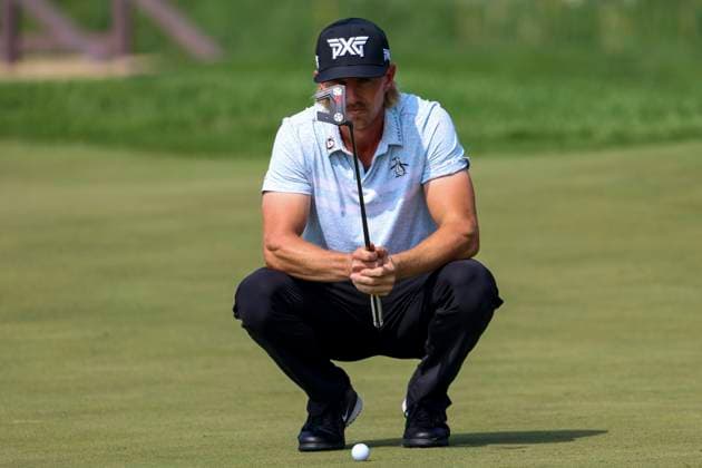 July 25, 2025, Blaine, Minnesota, United States: JAKE KNAPP lines up his shot at hole two on the second day of competition at the 2025 PGA, Golf Herren 3M Open at TPC Twin Cities. Blaine USA - ZUMAt166 20250725_zsp_t166_032 Copyright: xMichaelxTurnerx