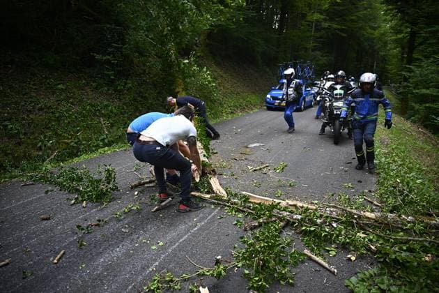 Tour de France 2025 Stage 20 PONTARLIER, FRANCE - JULY 26 : Tree branches blocking the road during stage 20 of the 112th edition of Tour de France an UCI World Tour 2.UWT cycling road race stage for Men Elite of 185 km with start in Nantua and finish in Pontarlier on July 26, 2025 in Pontarlier, France, 26 07 2025 ( Motordriver Kenny Verfaillie - Pontarlier France  Copyright: xJasperxJacobsx