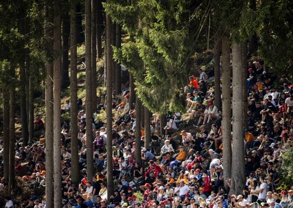 SPA - Spectators look on from a hill during the sprint race at the Spa-Francorchamps circuit ahead of the Belgian Grand Prix. ANP SEM VAN DER WAL xVIxANPxSportx xxANPxIVx 532246474 originalFilename: 532246474.jpg
