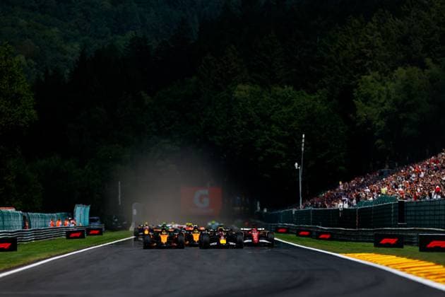 F1 - BELGIAN GRAND PRIX 2025 Start 01 VERSTAPPEN Max (nld), Red Bull Racing RB21, action 81 PIASTRI Oscar (aus), McLaren F1 Team MCL39, action during the 2025 Formula 1 Belgian Grand Prix, 13th round of the 2025 FIA Formula One World Championship, WM, Weltmeisterschaft from July 25 to 27, 2025 on the Circuit de Spa-Francorchamps, in Stavelot, Belgium - Copyright: xJavierxJimenezx