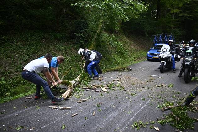 Tour de France 2025 Stage 20 PONTARLIER, FRANCE - JULY 26 : Tree branches blocking the road during stage 20 of the 112th edition of Tour de France an UCI World Tour 2.UWT cycling road race stage for Men Elite of 185 km with start in Nantua and finish in Pontarlier on July 26, 2025 in Pontarlier, France, 26 07 2025 ( Motordriver Kenny Verfaillie - Pontarlier France  Copyright: xJasperxJacobsx