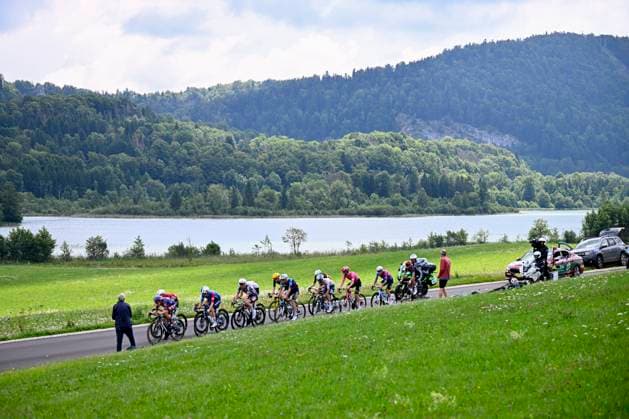 Tour de France 2025 Stage 20 PONTARLIER, FRANCE - JULY 26 : Illustration picture of the chasing group during stage 20 of the 112th edition of Tour de France an UCI World Tour 2.UWT cycling road race stage for Men Elite of 185 km with start in Nantua and finish in Pontarlier on July 26, 2025 in Pontarlier, France, 26 07 2025 ( Motordriver Kenny Verfaillie - Pontarlier France  Copyright: xJasperxJacobsx