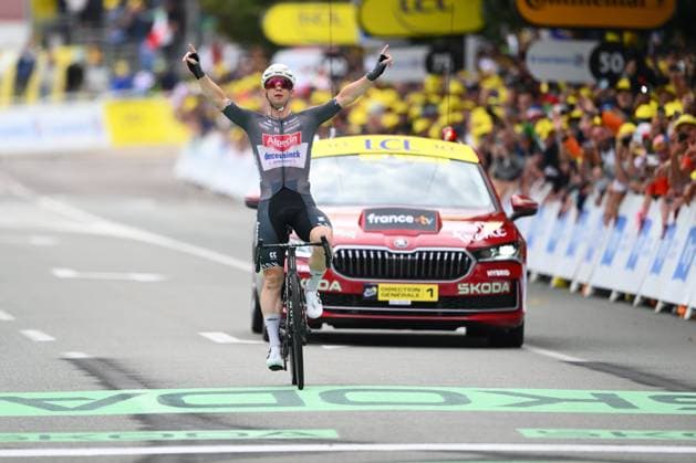 Sport Bilder des Tages Tour de France 2025 Stage 20 PONTARLIER, FRANCE - JULY 26 : Groves Kaden (AUS) of Alpecin-Deceuninck celebrating his victory during stage 20 of the 112th edition of Tour de France an UCI World Tour 2.UWT cycling road race stage for Men Elite of 185 km with start in Nantua and finish in Pontarlier on July 26, 2025 in Pontarlier, France, 26 07 2025 ( Motordriver Kenny Verfaillie - Pontarlier France  Copyright: xVincentxKalutx