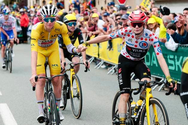 Sport Bilder des Tages Tour de France 2025 Stage 20 PONTARLIER, FRANCE - JULY 26 : Pogacar Tadej (SLO) of UAE Team Emirates - XRG, Vingegaard Jonas (DEN) of Team Visma - Lease a Bike at the finish line during stage 20 of the 112th edition of Tour de France an UCI World Tour 2.UWT cycling road race stage for Men Elite of 185 km with start in Nantua and finish in Pontarlier on July 26, 2025 in Pontarlier, France, 26 07 2025 ( Motordriver Kenny Verfaillie - Pontarlier France  Copyright: xLucaxBettinix