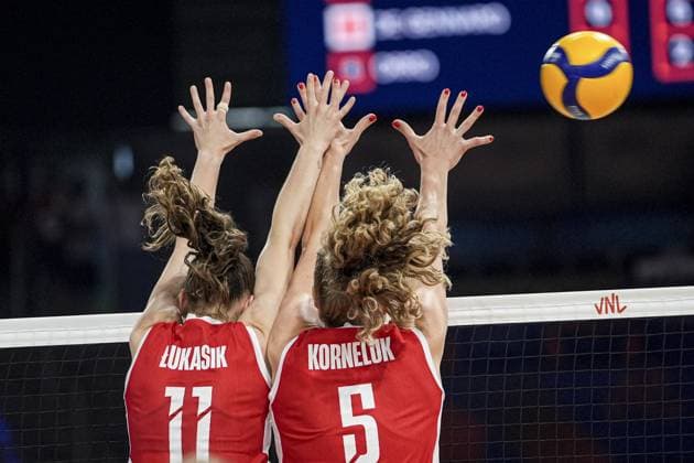 Sport Bilder des Tages Italy v Poland - FIVB Volleyball Nations League (VNL) LODZ, POLAND - JULY 26: Poland’s Agnieszka Korneluk (5) and Martyna Lukasik (11) compete with Italian players during the FIVB Volleyball Nations League (VNL) semi-final match between Italy and Poland at Atlas Arena in Lodz, Poland, on July 26, 2025. Beyza Comert Anadolu Lodz Poland. Editorial use only. Please get in touch for any other usage.  Copyright: x2025xAnadoluxBeyzaxComertx