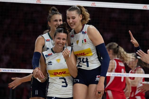 Italy - Poland 26.07.2025 Lodz, Poland, women s Volleyball Nations League 2025, final round finals semifinals, game ( match ) Italy - Poland; (siatkowka, Liga Narodow kobiet, polfinal , runda finalowa Wlochy - Polska) image shows: Anna Danesi (L) Carlotta Cambi (C) Ekaterina Antropova (R) photo Katarzyna Plewczynska Fotostyk Copyright: xKatarzynaxPlewczynskax 20250726FCTKP1001
