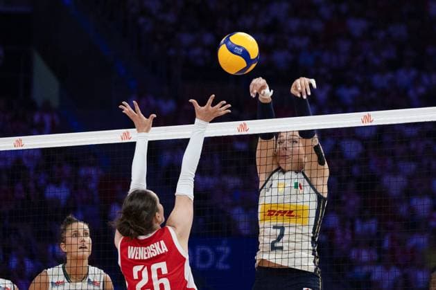 Italy - Poland 26.07.2025 Lodz, Poland, women s Volleyball Nations League 2025, final round finals semifinals, game ( match ) Italy - Poland; (siatkowka, Liga Narodow kobiet, polfinal , runda finalowa Wlochy - Polska) image shows: Katarzyna Wenerska (C) Alice Carlotta Degradi (R) photo Katarzyna Plewczynska Fotostyk Copyright: xKatarzynaxPlewczynskax 20250726FCTKP242