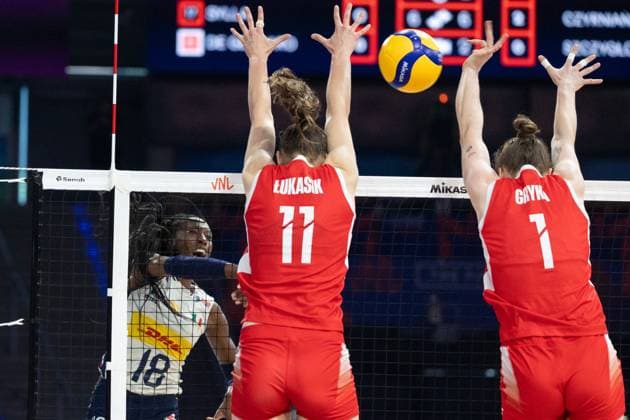 Italy - Poland 26.07.2025 Lodz, Poland, women s Volleyball Nations League 2025, final round finals semifinals, game ( match ) Italy - Poland; (siatkowka, Liga Narodow kobiet, polfinal , runda finalowa Wlochy - Polska) image shows: Paola Ogechi Egonu (L) Martyna Lukasik (C) Aleksandra Gryka (R) photo Katarzyna Plewczynska Fotostyk Copyright: xKatarzynaxPlewczynskax 20250726FCTKP157