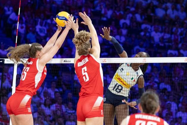 Italy - Poland 26.07.2025 Lodz, Poland, women s Volleyball Nations League 2025, final round finals semifinals, game ( match ) Italy - Poland; (siatkowka, Liga Narodow kobiet, polfinal , runda finalowa Wlochy - Polska) image shows: Martyna Czyrnianska (L) Agnieszka Korneluk (C) Paola Ogechi Egonu (R) photo Katarzyna Plewczynska Fotostyk Copyright: xKatarzynaxPlewczynskax 20250726FCTKP205