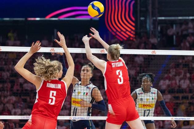 Italy - Poland 26.07.2025 Lodz, Poland, women s Volleyball Nations League 2025, final round finals semifinals, game ( match ) Italy - Poland; (siatkowka, Liga Narodow kobiet, polfinal , runda finalowa Wlochy - Polska) image shows: Agnieszka Korneluk (L) Martyna Lukasik (2L) Magdalena Stysiak (2R) Myriam Fatime Sylia (R) photo Katarzyna Plewczynska Fotostyk Copyright: xKatarzynaxPlewczynskax 20250726FCTKP090