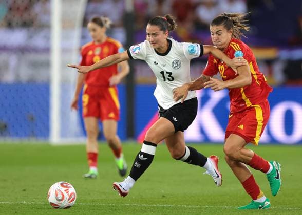 Zurich, Switzerland, 23rd July 2025. Patri Guijarro of Spain tussles with Sara Dabritz of Germany during the Germany Women vs Spain Women UEFA Women s Euro semi final match at Stadion Letzigrund, Zurich. Picture credit should read: Jonathan Moscrop Sportimage EDITORIAL USE ONLY. No use with unauthorised audio, video, data, fixture lists, club league logos or live services. Online in-match use limited to 120 images, no video emulation. No use in betting, games or single club league player publications. SPI_164_JM_GER_ESP_FEMM SPI-4028-0165