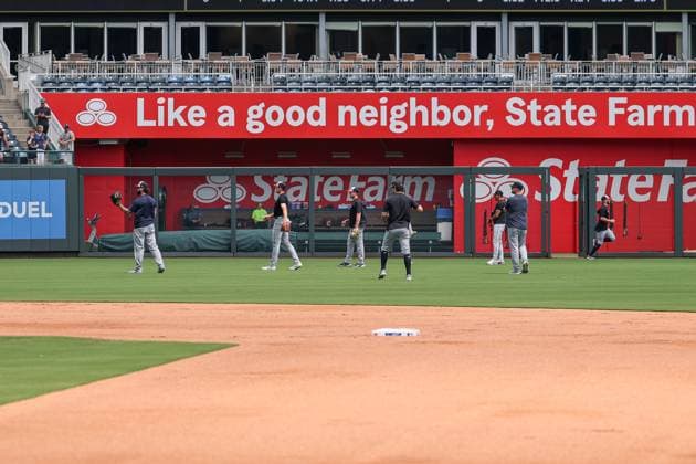 July 26, 2025: Cleveland Guardians players warm up before a game against the Kansas City Royals at Kauffman Stadium in Kansas City, MO. CSM Kansas City United States of America - ZUMAc04_ 20250726_zma_c04_002 Copyright: xDavidxSmithx