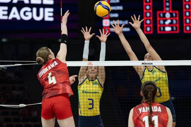Brazil - Japan 26.07.2025 Lodz, Poland, women s Volleyball Nations League 2025, final round finals semifinals, game ( match ) Brazil - Japan ; (siatkowka, Liga Narodow kobiet, polfinal , runda finalowa Brazylia - Japonia ) image shows: Mayu Ishikawa (L) Macris Fernanda Silva Cameiro (2L) Roberta Silva Ratzke (R) photo Katarzyna Plewczynska Fotostyk Copyright: xKatarzynaxPlewczynskax 20250726FCTKP5248