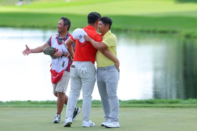 July 26th, 2025: Kurt Kitayama of the United States hugs Tom Kim of South Korea during the third round of the 3M Open 2025 at TPC Twin Cities on July 26th, 2025 in Blaine, Minnesota. -CSM Blaine USA - ZUMAc04_ 20250726_zma_c04_059 Copyright: xStevenxGarciax