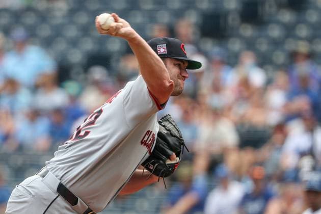 July 26, 2025: Cleveland Guardians starting pitcher Gavin Williams (32) pitches against the Kansas City Royals during the first inning at Kauffman Stadium in Kansas City, MO. CSM Kansas City United States of America - ZUMAc04_ 20250726_zma_c04_064 Copyright: xDavidxSmithx