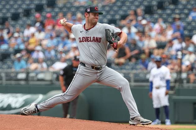 July 26, 2025: Cleveland Guardians starting pitcher Gavin Williams (32) pitches against the Kansas City Royals during the first inning at Kauffman Stadium in Kansas City, MO. CSM Kansas City United States of America - ZUMAc04_ 20250726_zma_c04_068 Copyright: xDavidxSmithx