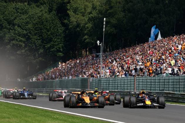 FORMULA 1 MOET CHANDON BELGIAN GRAND PRIX 2025 26 07 2025, Circuit de Spa Francorchamps, Spa Franchorchamps, FORMULA 1 MOET CHANDON BELGIAN GRAND PRIX 2025 , pictured at the start of the race , Oscar Piastri AUS , McLaren F1 Team, Max Verstappen NLD , Oracle Red Bull Racing, Lando Norris GBR , Charles Leclerc MCO , Scuderia Ferrari HP, Esteban Ocon FRA , MoneyGram Haas F1 Team nordphotoxGmbHx xBratic nph00250