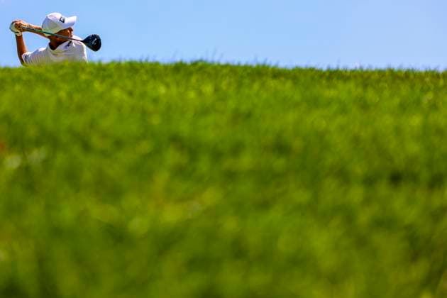 July 26, 2025, Blaine, Minnesota, United States: SAM STEVENS watches his drive at hole seven on the third day of competition at the 2025 PGA, Golf Herren 3M Open at TPC Twin Cities. Blaine United States - ZUMAt166 20250726_zsp_t166_033 Copyright: xMichaelxTurnerx