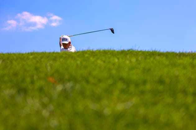 July 26, 2025, Blaine, Minnesota, United States: SAM STEVENS brings his club back to drive at hole seven on the third day of competition at the 2025 PGA, Golf Herren 3M Open at TPC Twin Cities. Blaine United States - ZUMAt166 20250726_zsp_t166_036 Copyright: xMichaelxTurnerx