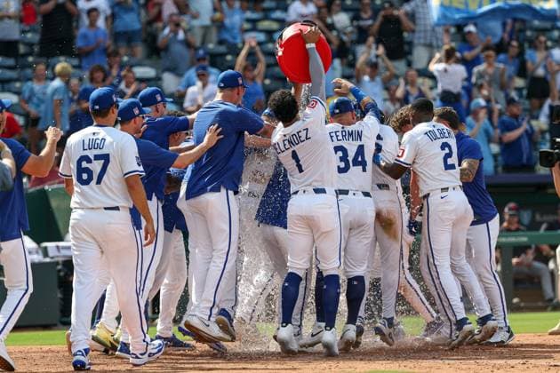 July 26, 2025: Kansas City Royals players celebrate their walk off win over the Cleveland Guardians at Kauffman Stadium in Kansas City, MO. CSM Kansas City United States of America - ZUMAc04_ 20250726_zma_c04_144 Copyright: xDavidxSmithx