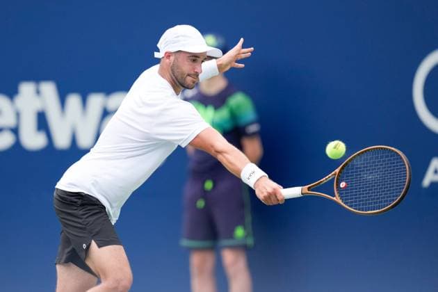 ATP, Tennis Herren Masters 1000 National Bank Open Toronto Presented by Rogers 2025 - Day 1 Dan Martin of Canada plays a backhand against Taro Daniel of Japan during the Men s Singles first round match on day 1 of the ATP Masters 1000 National Bank Open at Sobeys Stadium. on July 26, 2025 in Toronto, Canada. (Photo by Leonardo Ramirez Eyepix Group) Copyright: xLeonardoxRamirez xEyepixxGroupx LR-26072025-4269