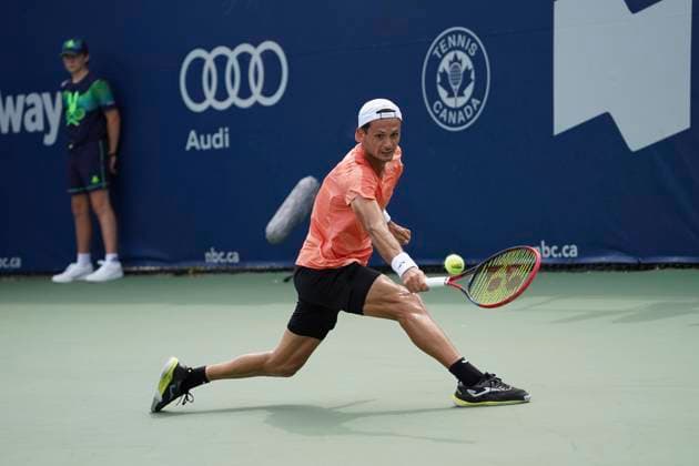 July 26, 2025, Toronto, Ontario, Canada: Juan Pablo Ficovich of Argentina plays a backhand against Kyrian Jacquet of France during the Men s Singles first round match on day 1 of the ATP, Tennis Herren Masters 1000 National Bank Open at Sobeys Stadium. on July 26, 2025 in Toronto, Canada. Toronto Canada - ZUMAe321 20250726_zsa_e321_010 Copyright: xLeonardoxRamirezx