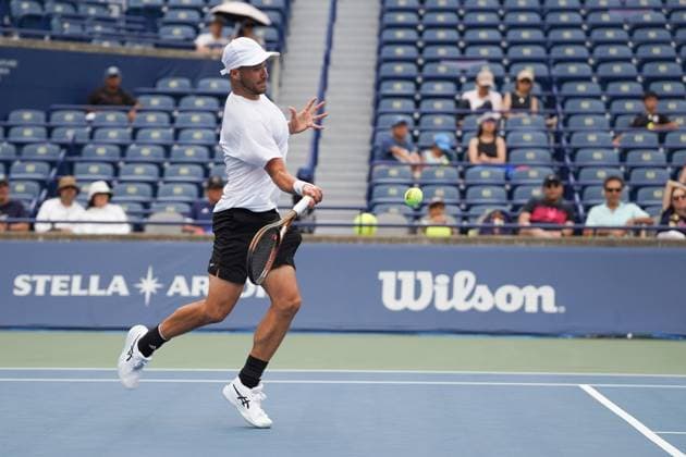 July 26, 2025, Toronto, Ontario, Canada: Dan Martin of Canada plays a forehand against Taro Daniel of Japan during the Men s Singles first round match on day 1 of the ATP, Tennis Herren Masters 1000 National Bank Open at Sobeys Stadium. on July 26, 2025 in Toronto, Canada. Toronto Canada - ZUMAe321 20250726_zsa_e321_129 Copyright: xLeonardoxRamirezx