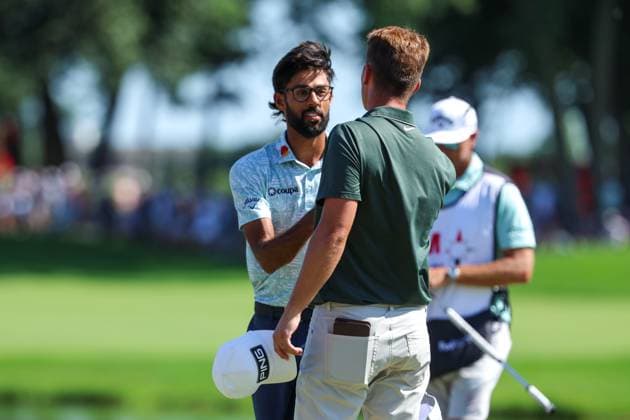 July 26th, 2025: Akshay Bhatia of the United States shakes hands with William Mouw of the United States after putting the 18th during the third round of the 3M Open 2025 at TPC Twin Cities on July 26th, 2025 in Blaine, Minnesota. -CSM Blaine USA - ZUMAc04_ 20250726_zma_c04_181 Copyright: xStevenxGarciax