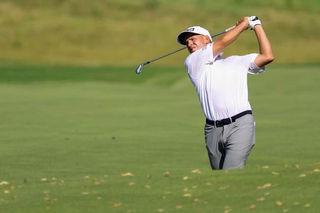 July 26, 2025, Blaine, Minnesota, United States: SAM STEVENS watches his shot out of the fairway at the eighteenth hole on the third day of competition at the 2025 PGA, Golf Herren 3M Open at TPC Twin Cities. Blaine United States - ZUMAt166 20250726_zsp_t166_046 Copyright: xMichaelxTurnerx
