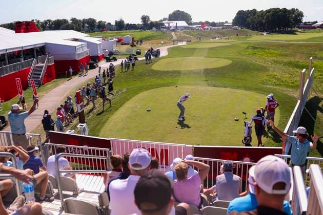 July 26, 2025, Blaine, Minnesota, United States: Fans watch as SAM STEVENS tees off at hole eighteen on the third day of competition at the 2025 PGA, Golf Herren 3M Open at TPC Twin Cities. Blaine United States - ZUMAt166 20250726_zsp_t166_054 Copyright: xMichaelxTurnerx