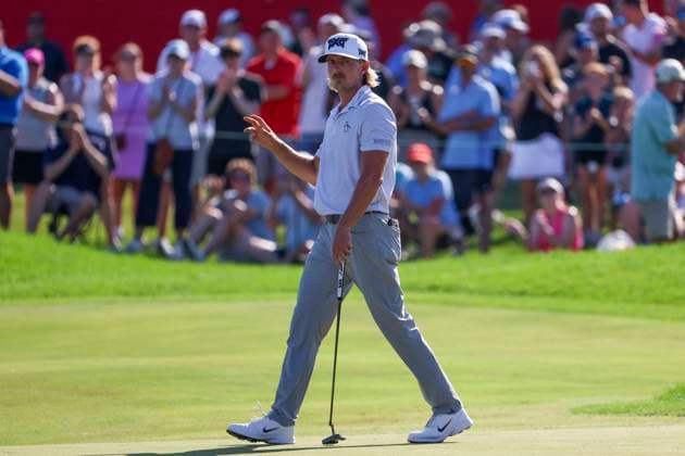 July 26, 2025, Blaine, Minnesota, United States: JAKE KNAPP gestures to the fans after sinking a put at hole eighteen on the third day of competition at the 2025 PGA, Golf Herren 3M Open at TPC Twin Cities. Blaine United States - ZUMAt166 20250726_zsp_t166_057 Copyright: xMichaelxTurnerx